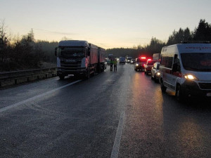 Náledí komplikuje dopravu na jihu Čech. Provoz na dálnici D3 zkomplikovala nehoda jedenácti vozidel