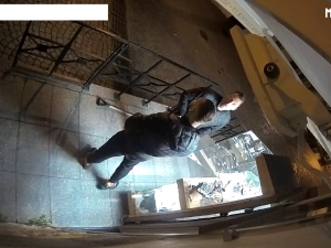 Zloději vykradli výlohu se sportovním zbožím. Natočila je u toho kamera