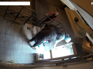 Zloději vykradli výlohu se sportovním zbožím. Natočila je u toho kamera