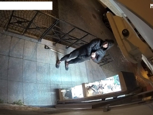 Zloději vykradli výlohu se sportovním zbožím. Natočila je u toho kamera