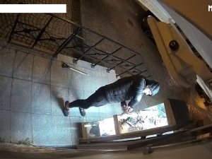 Zloději vykradli výlohu se sportovním zbožím. Natočila je u toho kamera