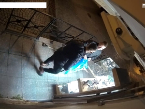 Zloději vykradli výlohu se sportovním zbožím. Natočila je u toho kamera