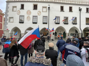 Vrabelova demonstrace v Krumlově přilákala desítky lidí. Zadluženého pořadatele zítra čeká soud