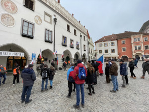 Vrabelova demonstrace v Krumlově přilákala desítky lidí. Zadluženého pořadatele zítra čeká soud