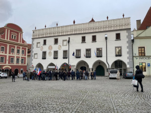 Vrabelova demonstrace v Krumlově přilákala desítky lidí. Zadluženého pořadatele zítra čeká soud