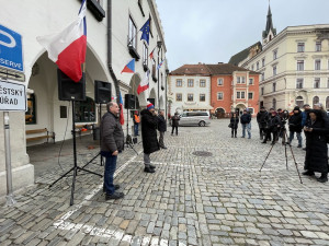 Vrabelova demonstrace v Krumlově přilákala desítky lidí. Zadluženého pořadatele zítra čeká soud