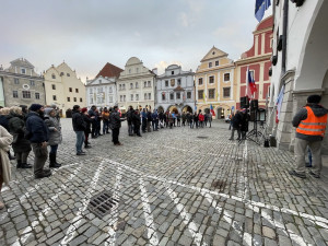 Vrabelova demonstrace v Krumlově přilákala desítky lidí. Zadluženého pořadatele zítra čeká soud