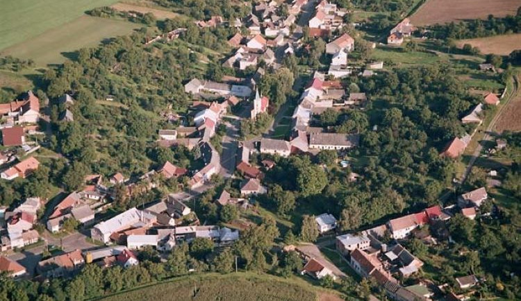 Obyvatelé Hrušky v referendu jasně odmítli demolici sto let staré školy