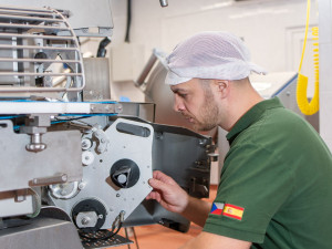 Zvýšení mezd o 10 procent, inflační bonus i bonus za překročení obratu. Viscofan CZ podrží své zaměstnance v nejisté době