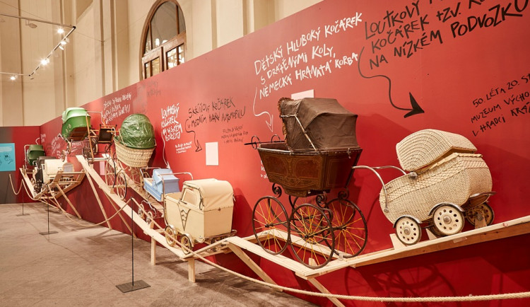 Praskliny v klenbě zavřely výstavu hraček ve Vlastivědném muzeu. Čeká se na statika