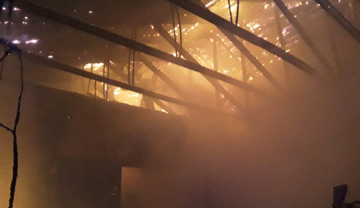 Ve Vrbátkách shořela střecha hasičské zbrojnice a místního skladu. Škoda vyšplhala na sedm milionů korun