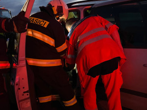 Vážná dopravní nehoda na dálnici D3. Osobní auto najelo pod cisternu, řidiče transportoval vrtulník