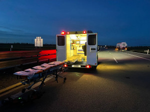 Vážná dopravní nehoda na dálnici D3. Osobní auto najelo pod cisternu, řidiče transportoval vrtulník