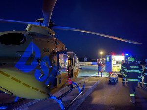 Vážná dopravní nehoda na dálnici D3. Osobní auto najelo pod cisternu, řidiče transportoval vrtulník