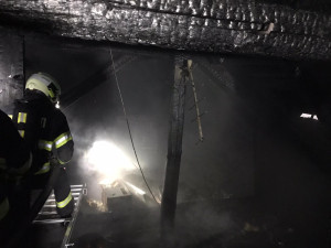 Hasiči likvidovali požár rodinného domu v Milevsku. Rozšíření plamenů se podařilo zabránit