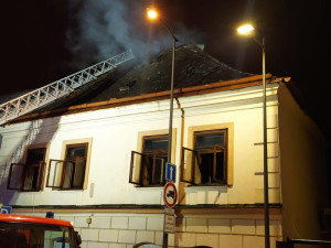 Hasiči likvidovali požár rodinného domu v Milevsku. Rozšíření plamenů se podařilo zabránit