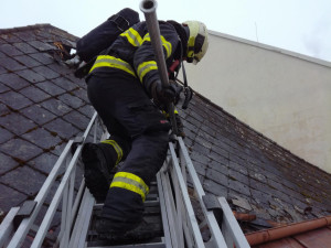 Hasiči likvidovali požár rodinného domu v Milevsku. Rozšíření plamenů se podařilo zabránit