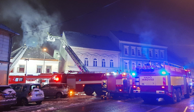Hasiči likvidovali požár rodinného domu v Milevsku. Rozšíření plamenů se podařilo zabránit