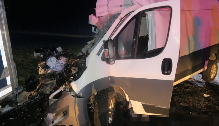 Šedesátiletý řidič dodávky u Černotína nezvládl zatáčku a narazil do kamionu. Nehodu nepřežil