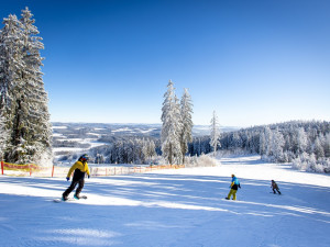 Rodinné víkendové lyžování je letos ve Skiareálu Lipno o 20 procent levnější