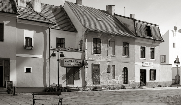 Pohled na zadní části domů Česká 42 a 44 směřující na Piaristické náměstí a trochu historie o nich. Z paměti mizí obyvatelé těchto domů Šubrtů, Rampasů, Semelků a Bazalů. Přestavby obou domů kritizovali v roce 1934 Praze.