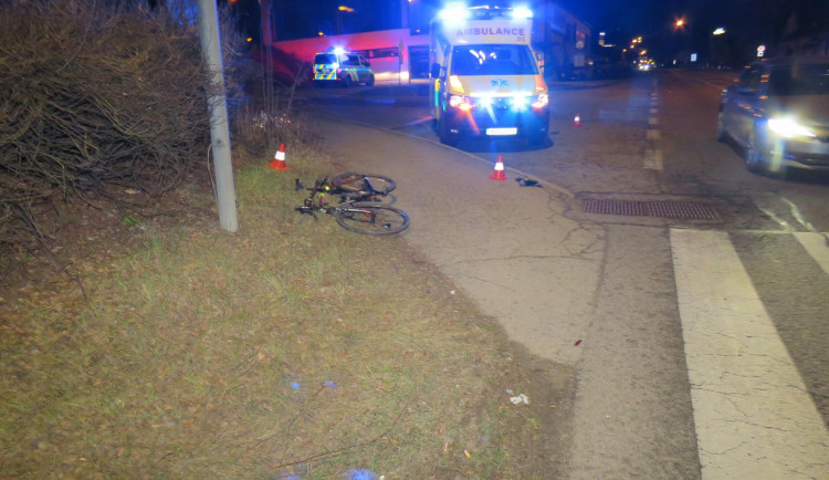Senior srazil cyklistu, od nehody ujel. Policisté si pro něho dojeli domů.