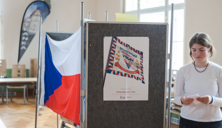 Studentské volby ovládl Petr Pavel. Největší podporu měl v Jihočeském a Libereckém kraji