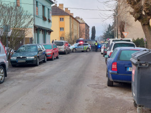 Policie v Táboře zadržela agresivního muže. Měl u sebe zbraň
