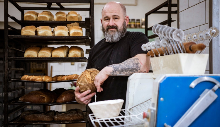 Jeho pečivo si kupovala třeba Cate Blanchettová, teď Jan Hanžl peče ve Vimperku.