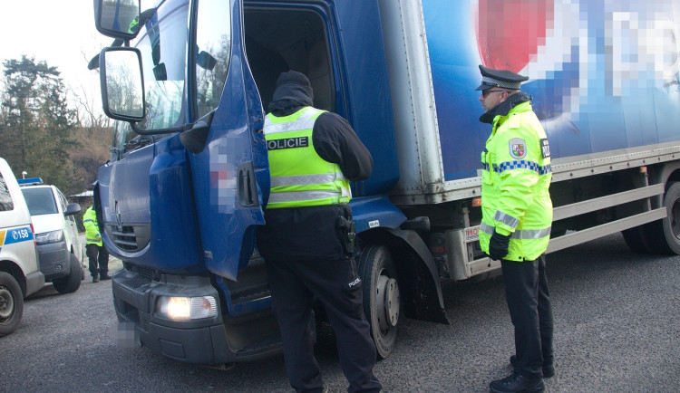 Policisté si posvítili na řidiče náklaďáků, kteří porušují zákaz vjezdu