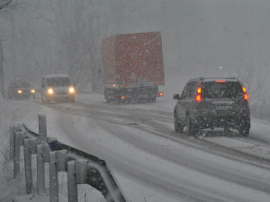 Na jihu Čech napadl nový sníh, silnice jsou s opatrností sjízdné