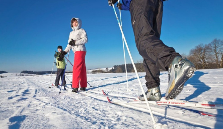 Díky sněžení se na Zadově upravují trasy pro běžkaře, v provozu jsou i sjezdovky
