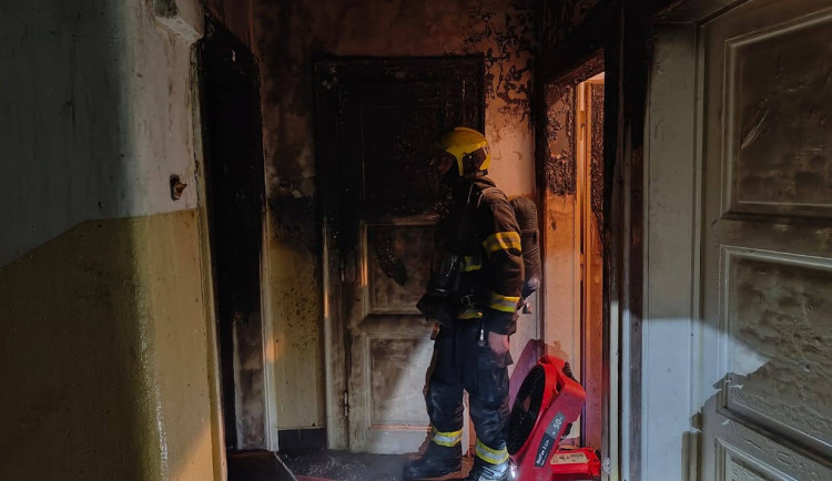 V Nuslích hořel byt, přes šedesát lidí muselo být evakuováno