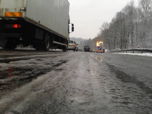 Silnice na jihu Čech jsou s opatrností sjízdné, sněžit může i dnes