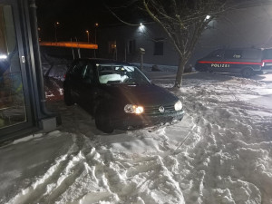 Čeští policisté pronásledovali ujíždějícího řidiče až do Rakouska. Po nehodě skočil do rybníku