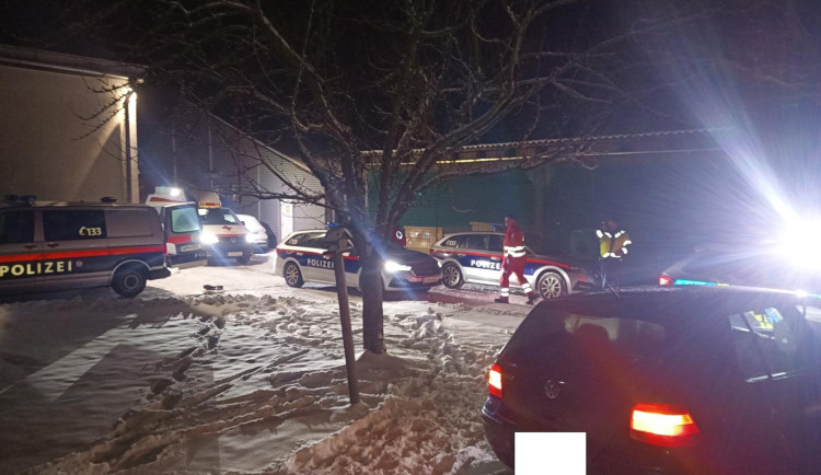 Čeští policisté pronásledovali ujíždějícího řidiče až do Rakouska. Po nehodě skočil do rybníku.