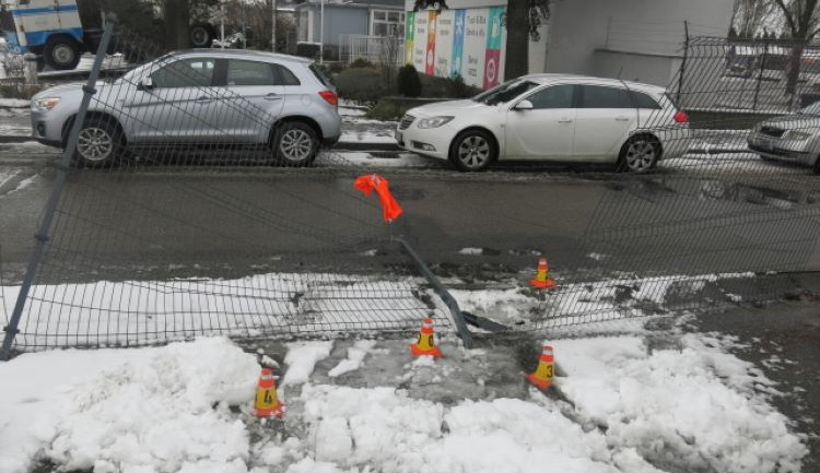 Namol opilý šedesátiletý řidič projel v Prostějově plotem a naboural stojící auto. Měl 3,5 promile