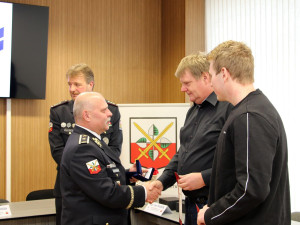 Cesta z večírku, která zachránila život. Otec se synem byli první u zdemolovaného vozu