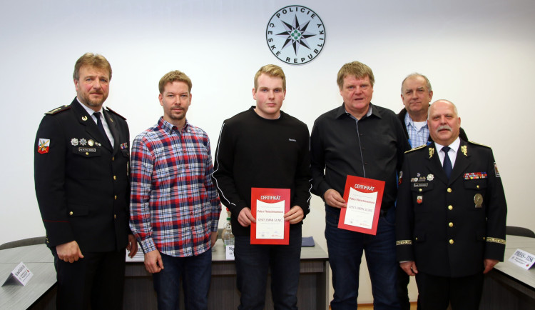 Cesta z večírku, která zachránila život. Otec se synem byli první u zdemolovaného vozu.