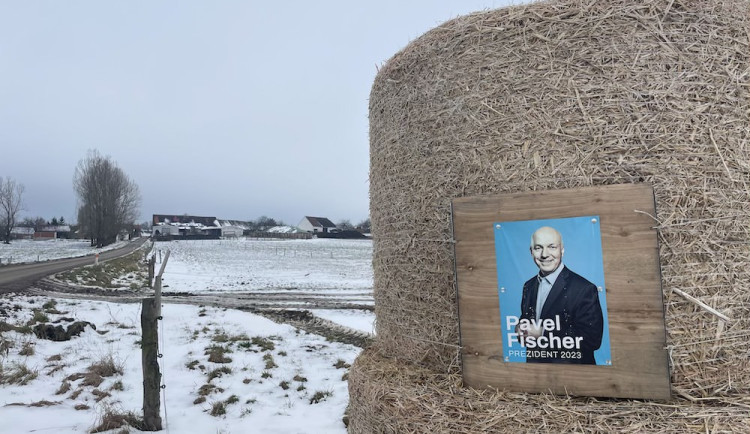 Příjezd do obce Báňovice.