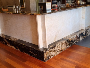 Velký bar v jedné z restaurací na Lipně