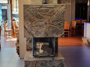 Průhledový krb v jedné z restaurací na Lipně