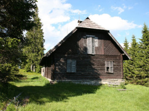 Slavná Roklanská chata v srdci Šumavy zatím k zemi nepůjde, stavební úřad nepovolil její demolici