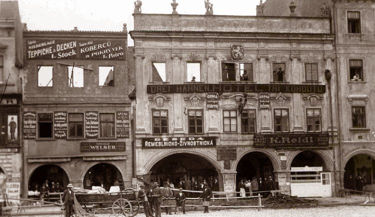 Hotel U Tří kohoutů, který vyhořel v roce 1902 a poté postaven nový hotel U Tří kohoutů, dnes součást hotelu Zvon.