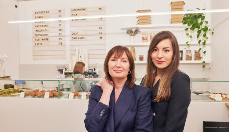 Daria podniká s vlastní mámou. Jejich pekárna je vyhlášená půlmetrovými croissanty.