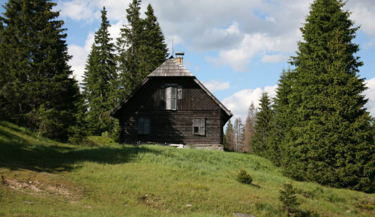Slavná Roklanská chata v srdci Šumavy zatím k zemi nepůjde, stavební úřad nepovolil její demolici