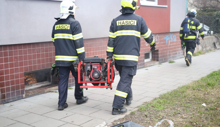 V Olomouci hořel sklepní byt. V hustém černém dýmu hasiči hledali dva nájemníky