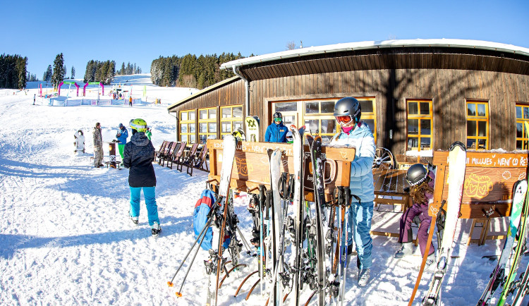 Perfektní podmínky, od pátka večerní lyžování i testování lyží