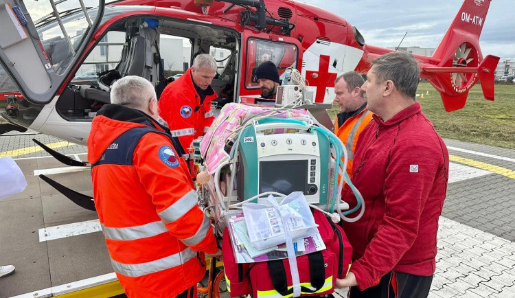 Lékaři provedli první letecký transport novorozence z Olomouce do Motola. Využili speciální držák inkubátoru