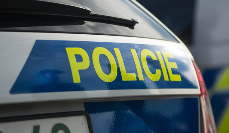 Kvůli požáru auta uzavřela policie hlavní tah na Třeboň